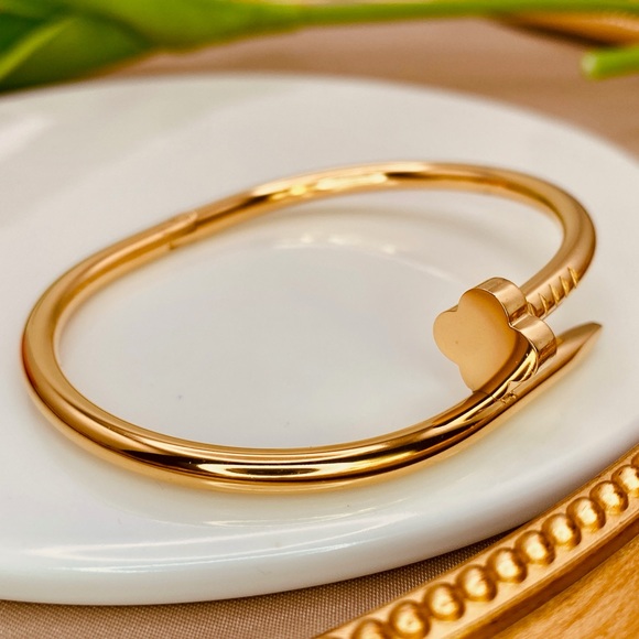 SOLD OUT! Please don’t buy it! Minimalist Clover Nail Design Hinge Bracelet Gold - Picture 2 of 10